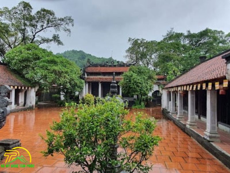 CÁC NGHI LỄ VÀ TÍN NGƯỠNG TẠI ĐỀN TRÚC